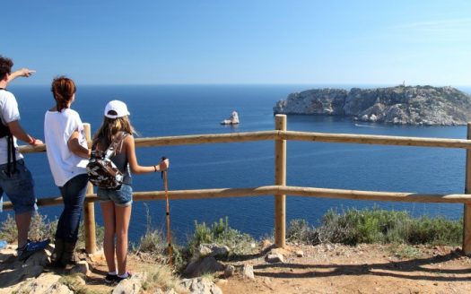 Treks in the Natural Park of Montgrí, Medes Islands. - InmocostaAPI Penetrate this fantastic natural park where you can discover a whole new world of different colors just at hands reach! We will leave you with some of the best treks you can do in the area during these summer holidays!!