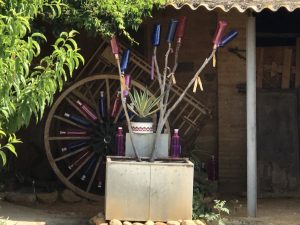 Embustiada Inmocosta Carro decorat amb ampolles de aigua Solan de Cabras Gaüses