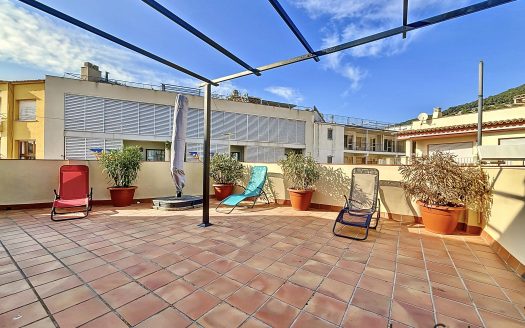 Apartment with large terrace in the center of L’Estartit.