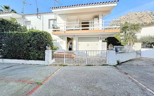 Casa adossada amb garatge al centre de L’Estartit.