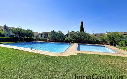 Casa adossada a primera línia de piscina – Las Oliveras