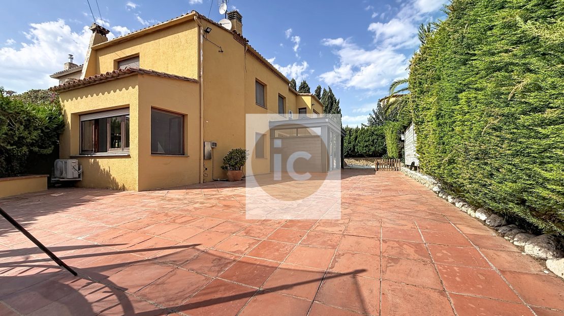 2319 Casa Unifamiliar de 257 m² amb Piscina i Jardí a Parcel·la de 381 m²