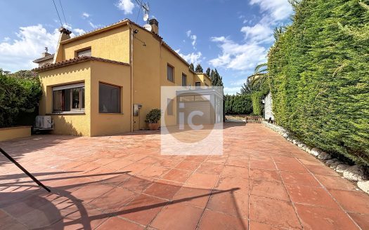 2319 Casa Unifamiliar de 257 m² amb Piscina i Jardí a Parcel·la de 381 m²
